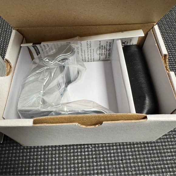 Verilux Full Spectrum Book and Travel Light 2 Level Brightness Protective Case - Picture 3 of 11